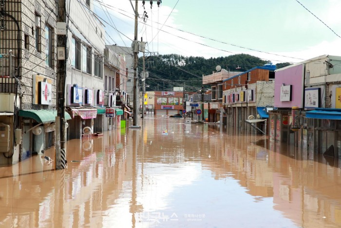 지난 6일 태풍 콩레이의 영향으로 많은 비가 내려 영덕군 강구시장 주변 상가가 물에 잠겼다..jpg