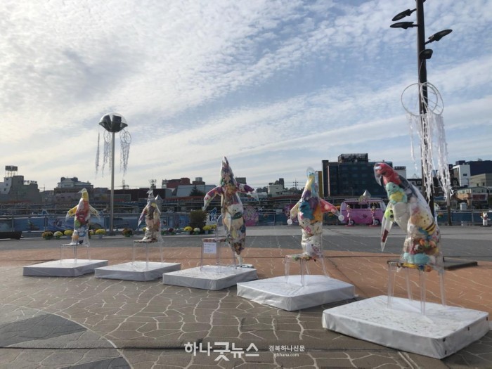 사본 -201104 포항 해상공원에 ‘K팝 아이돌’ 설치 미술 전시 열려2.jpg