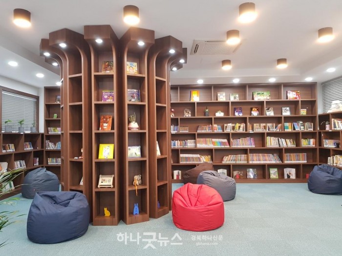 사진자료4(2021.1.29)강구블루센터 어린이 작은 도서관이 개관한다3.jpg