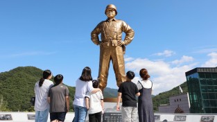 지난 12일 다부동전적기념관을 찾은 가족 단위 관람객이 백선엽 장군 동상을 바라보고 있다..JPG
